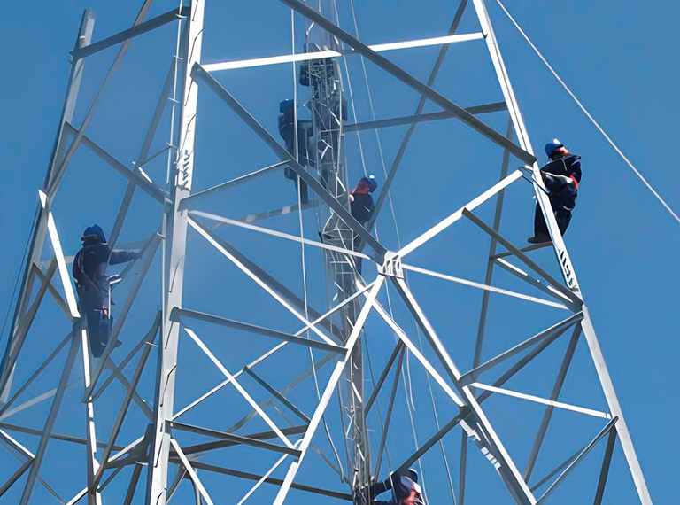 Montaje de torre de alta tensión con maquinaria especializada